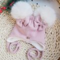 Czapka-zimowa-wiazana-roz-pastelowy-z-kokardkami-i-pomponami-wanilia-scaled-1.jpg