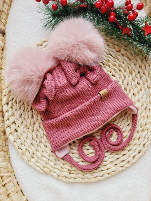 Czapka-zimowa-wiazana-wrzos-pompony-pastelowy-roz-kokardki-scaled-1.jpg Czapka-zimowa-wiazana-wrzos-pompony-pastelowy-roz-kokardki-scaled-1.jpg