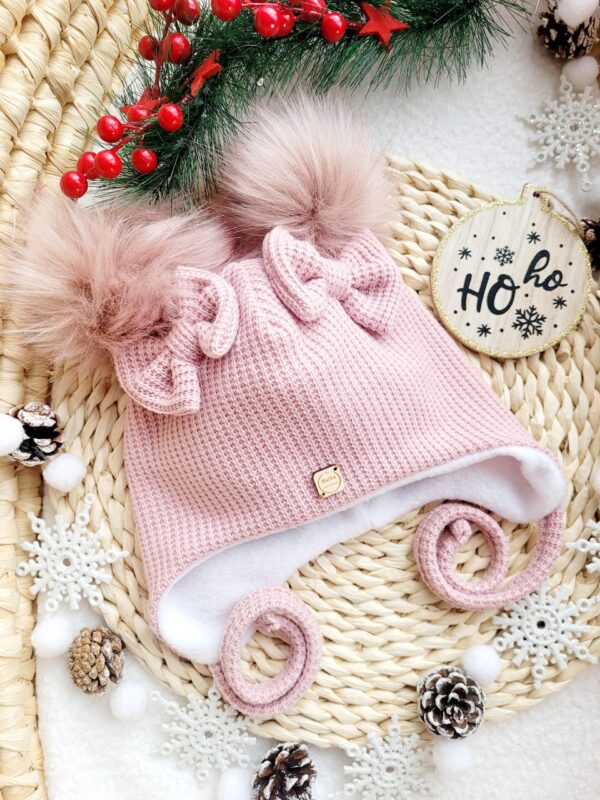 Czapka-zimowa-z-kokardkami-pastelowy-roz-pompon-roz-scaled-1.jpg