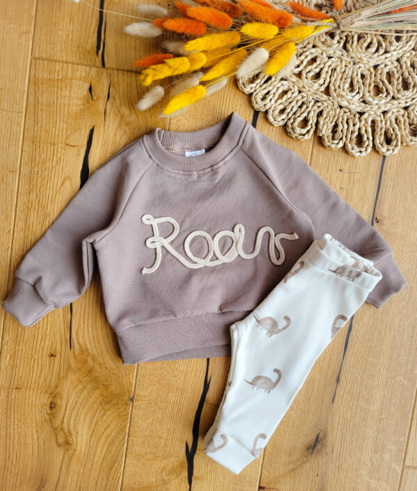 Dziecieca-bluza-z-napisem-i-legginsy-dnozaury-scaled-1.jpg Dziecieca-bluza-z-napisem-i-legginsy-dnozaury-scaled-1.jpg