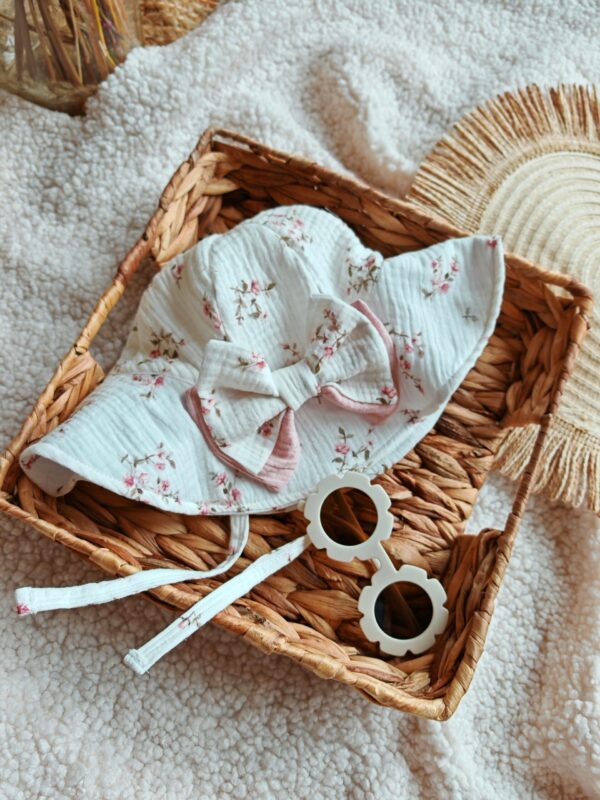 Kapelusz-dla-dziewczynki-Rozyczki-z-pudrowa-kokarda-scaled-1.jpg Kapelusz-dla-dziewczynki-Rozyczki-z-pudrowa-kokarda-scaled-1.jpg