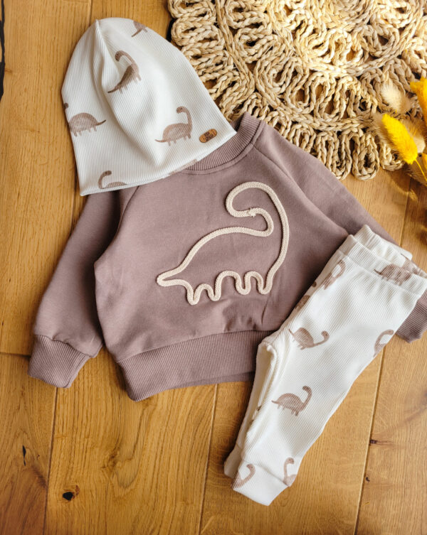 Komplet-z-dinozaurami-z-czapka-dla-dziecka-scaled-1.jpg Komplet-z-dinozaurami-z-czapka-dla-dziecka-scaled-1.jpg