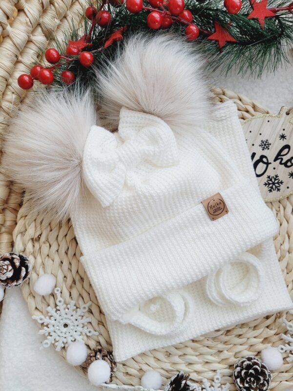 Komplet-zimowy-dla-dziewczynki-ecru-pompony-bez-palony-jasny-scaled-1.jpg Komplet-zimowy-dla-dziewczynki-ecru-pompony-bez-palony-jasny-scaled-1.jpg