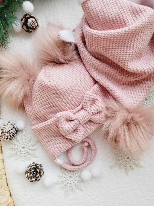 Komplet-zimowy-dla-dziewczynki-pastelowy-roz-scaled-1.jpg Komplet-zimowy-dla-dziewczynki-pastelowy-roz-scaled-1.jpg