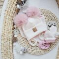 Komplet-zimowy-wiazany-ecru-pompony-pastel-scaled-1.jpg