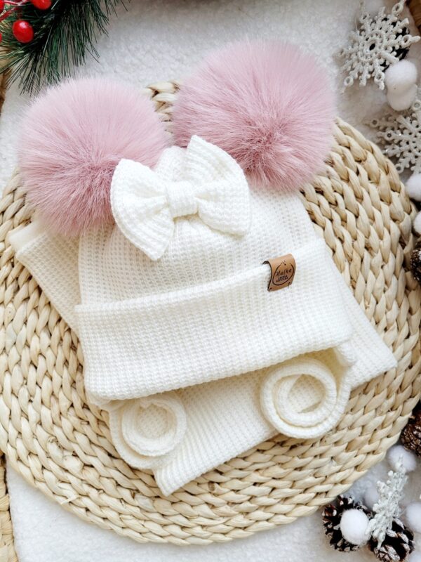 Komplet-zimowy-wiazany-ecru-z-kokarda-pompony-pastelowy-roz-scaled-1.jpg Komplet-zimowy-wiazany-ecru-z-kokarda-pompony-pastelowy-roz-scaled-1.jpg