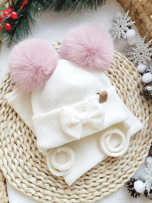 Komplet-zimowy-z-kokarda-ecru-pompony-pastelowe-scaled-1.jpg Komplet-zimowy-z-kokarda-ecru-pompony-pastelowe-scaled-1.jpg