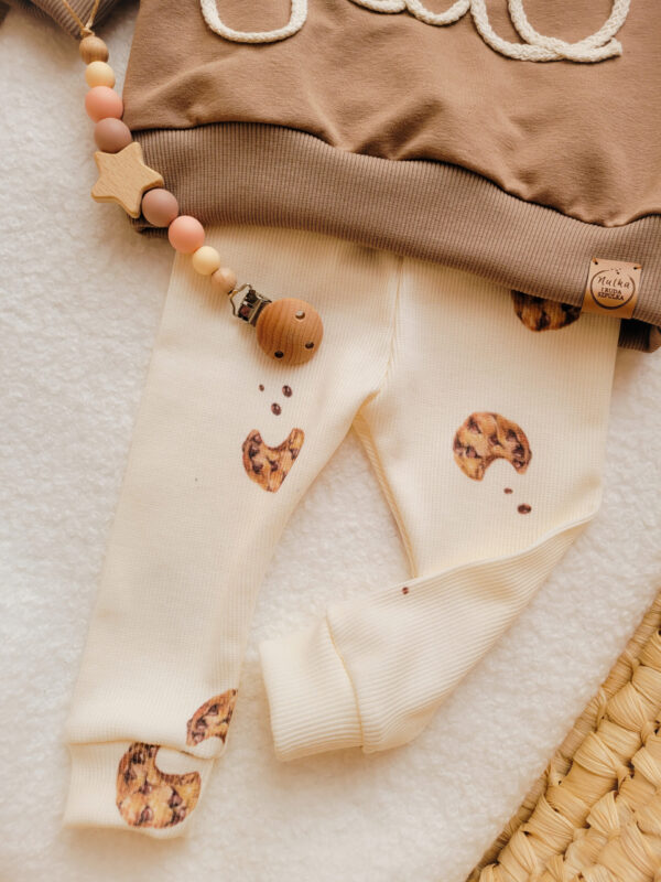 Legginsy-prazkowane-cieasteczka-scaled-1.jpg Legginsy-prazkowane-cieasteczka-scaled-1.jpg