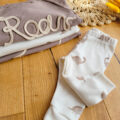 Legginsy-prazkowane-dinozaury-i-bluzy-dzieciece-scaled-1.jpg