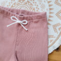 Legginsy-prazkowane-dla-dziewczynki-brudny-roz-sznurek-bawelniany-scaled-1.jpg