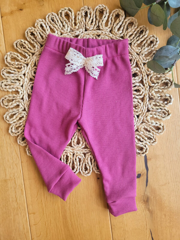 Legginsy-prazkowane-dla-dziewczynki-wrzosowy-roz-1-scaled-1.jpg