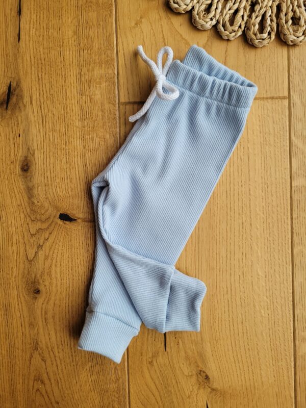 Legginsy-prazkowane-dzieciece-baby-blue-1-scaled-1.jpg Legginsy-prazkowane-dzieciece-baby-blue-1-scaled-1.jpg