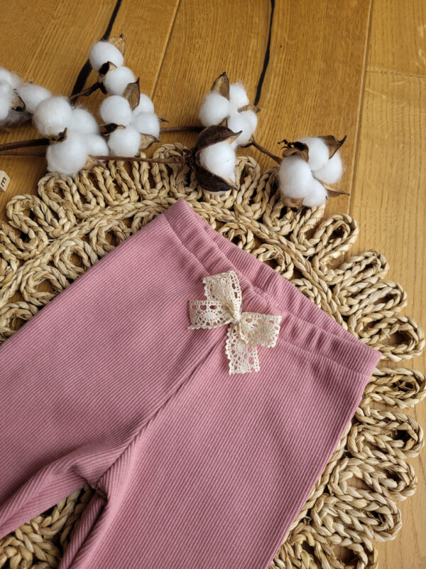 Legginsy-prazkowane-dzieciece-brudny-roz-1-scaled-1.jpg Legginsy-prazkowane-dzieciece-brudny-roz-1-scaled-1.jpg