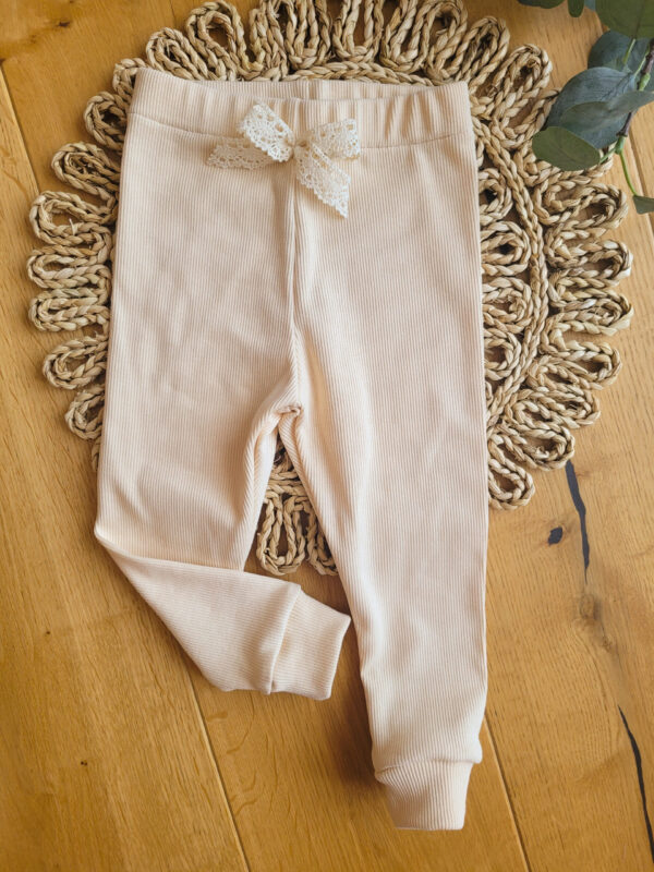 Legginsy-prazkowane-dzieciece-kremowe-1-scaled-1.jpg