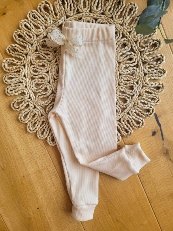 Legginsy-prazkowane-dzieciece-kremowe-scaled-1.jpg