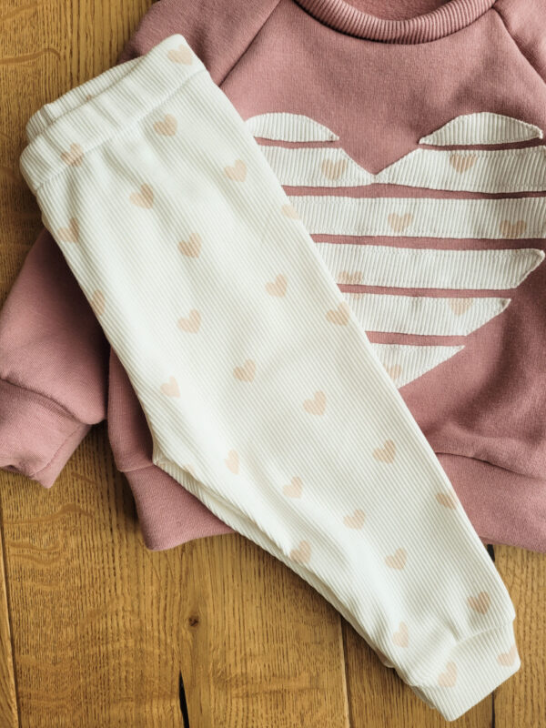 Legginsy-prazkowane-i-bluza-serduszko-scaled-1.jpg Legginsy-prazkowane-i-bluza-serduszko-scaled-1.jpg