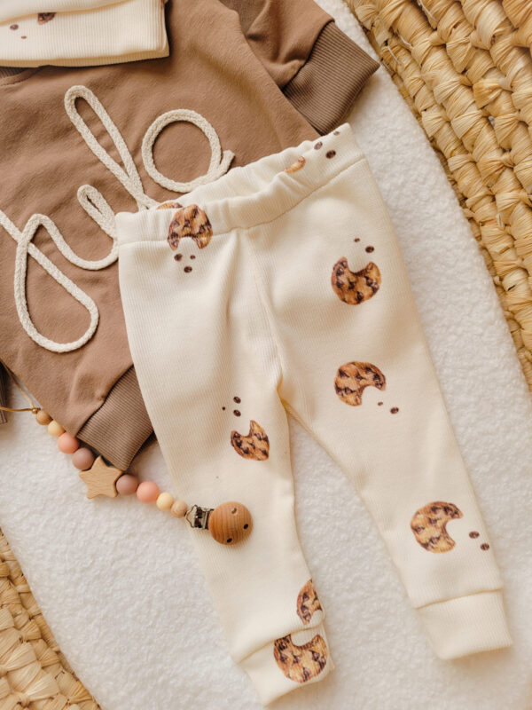 Legginsy-prazkowane-w-ciasteczka-scaled-1.jpg Legginsy-prazkowane-w-ciasteczka-scaled-1.jpg