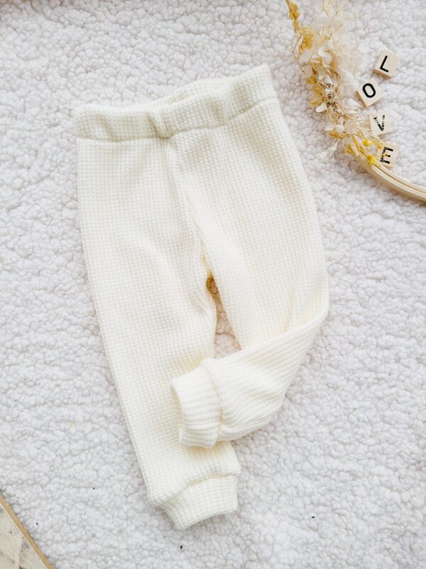 Legginsy-sweterkowe-dla-dziecka-kremowe-scaled-1.jpg