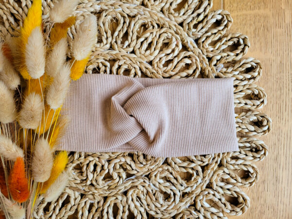 Opaska-przeplatana-prazkowana-jasny-bez-scaled-1.jpg Opaska-przeplatana-prazkowana-jasny-bez-scaled-1.jpg