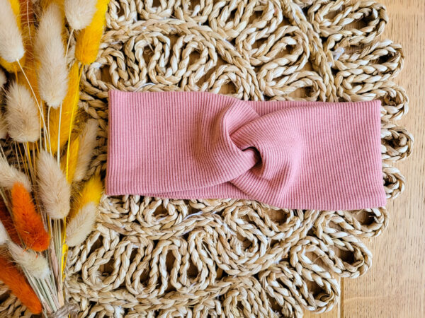 Opaska-przeplatana-prazkowana-roz-antyczny-scaled-1.jpg Opaska-przeplatana-prazkowana-roz-antyczny-scaled-1.jpg