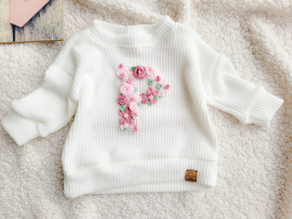 Sweterek-dla-dziewczynki-z-litera-ecru-scaled-1.jpg