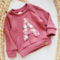 Sweterek-dla-dziewczynki-z-litera-roz-wrzosowy-scaled-1.jpg