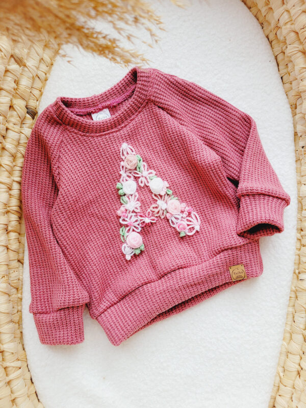Sweterek-dla-dziewczynki-z-litera-roz-wrzosowy-scaled-1.jpg