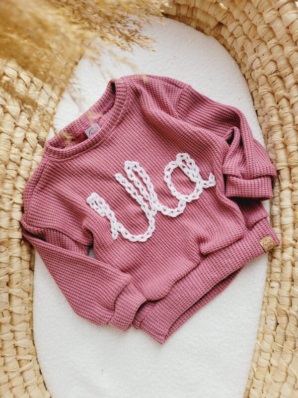 Sweterek-dla-dziewczynki-z-napisem-wrzos-scaled-1.jpg Sweterek-dla-dziewczynki-z-napisem-wrzos-scaled-1.jpg