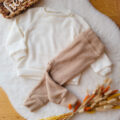 Sweterek-dzieciecy-classic-i-spodnie-ecru-jasny-bez-scaled-1.jpg