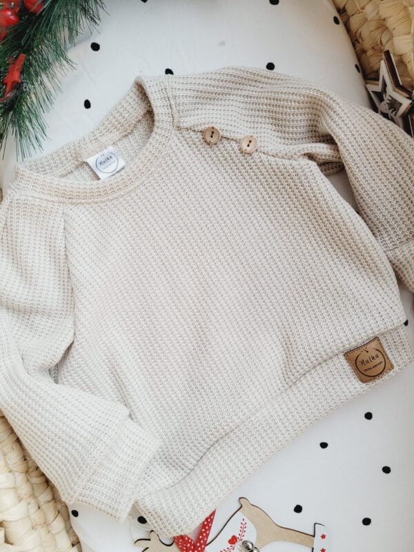 Sweterek-dzieciecy-z-guzikami-bezowy-scaled-1.jpg Sweterek-dzieciecy-z-guzikami-bezowy-scaled-1.jpg