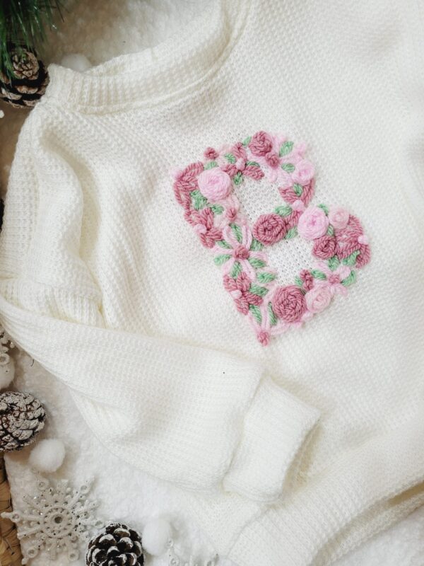 Sweterek-ecru-z-haftowana-literka-B-scaled-1.jpg