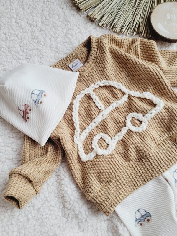 Sweterek-karmel-jasny-z-haftowanym-autem-scaled-1.jpg Sweterek-karmel-jasny-z-haftowanym-autem-scaled-1.jpg