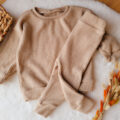 Sweterek-oversize-i-spodnie-dzieciece-jasny-bez-scaled-1.jpg