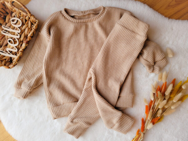 Sweterek-oversize-i-spodnie-dzieciece-jasny-bez-scaled-1.jpg