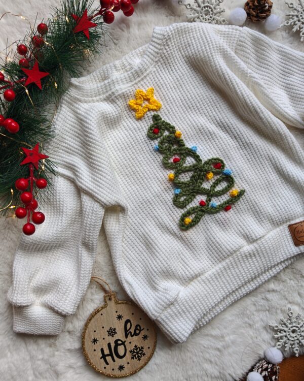 Sweterek-swiateczny-dla-dziecka-z-hatowana-choinka-ecru-scaled-1.jpg Sweterek-swiateczny-dla-dziecka-z-hatowana-choinka-ecru-scaled-1.jpg
