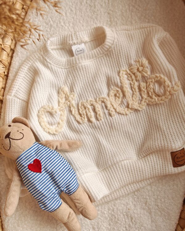 Sweterek-z-imieniem-Amelia-ecru-scaled-1.jpg Sweterek-z-imieniem-Amelia-ecru-scaled-1.jpg