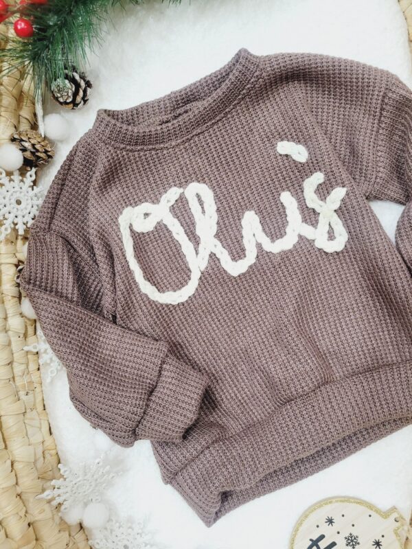 Sweterek-z-imieniem-Olus-cappucino-scaled-1.jpg Sweterek-z-imieniem-Olus-cappucino-scaled-1.jpg