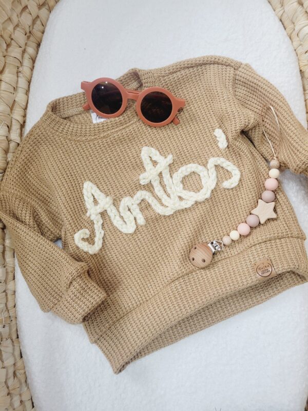Sweterek-z-napisem-Antos-karmel-scaled-1.jpg Sweterek-z-napisem-Antos-karmel-scaled-1.jpg