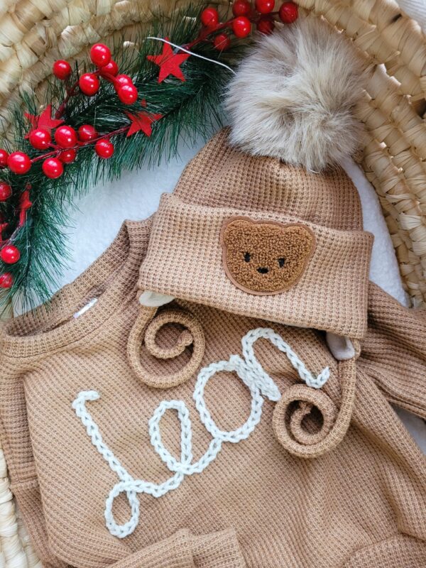 Sweterek-z-napisem-Leon-i-czapka-z-misiem-karmelowy-scaled-1.jpg Sweterek-z-napisem-Leon-i-czapka-z-misiem-karmelowy-scaled-1.jpg