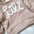 Sweterek-z-napisem-Lili-pudrowy-roz-scaled-1.jpg
