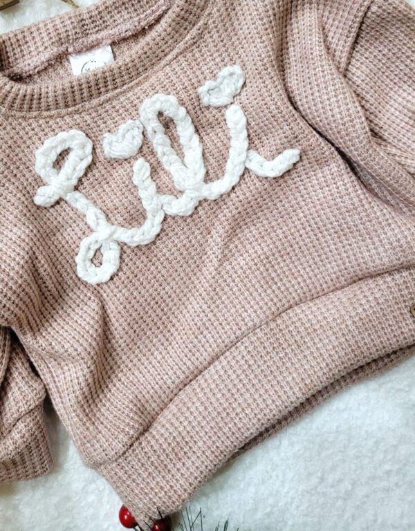 Sweterek-z-napisem-Lili-pudrowy-roz-scaled-1.jpg Sweterek-z-napisem-Lili-pudrowy-roz-scaled-1.jpg