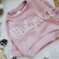 Sweterek-z-napisem-Martynka-pastelowy-roz-scaled-1.jpg
