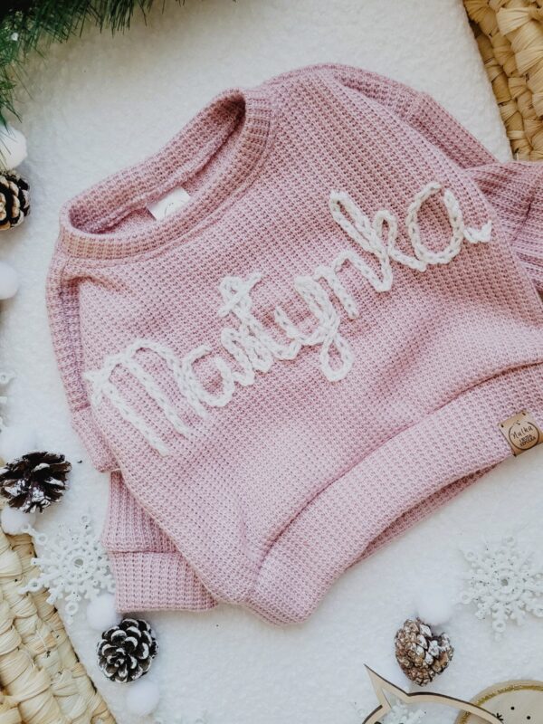 Sweterek-z-napisem-Martynka-pastelowy-roz-scaled-1.jpg Sweterek-z-napisem-Martynka-pastelowy-roz-scaled-1.jpg