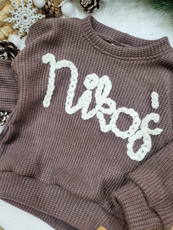 Sweterek-z-napisem-Nikos-cappucino-scaled-1.jpg Sweterek-z-napisem-Nikos-cappucino-scaled-1.jpg