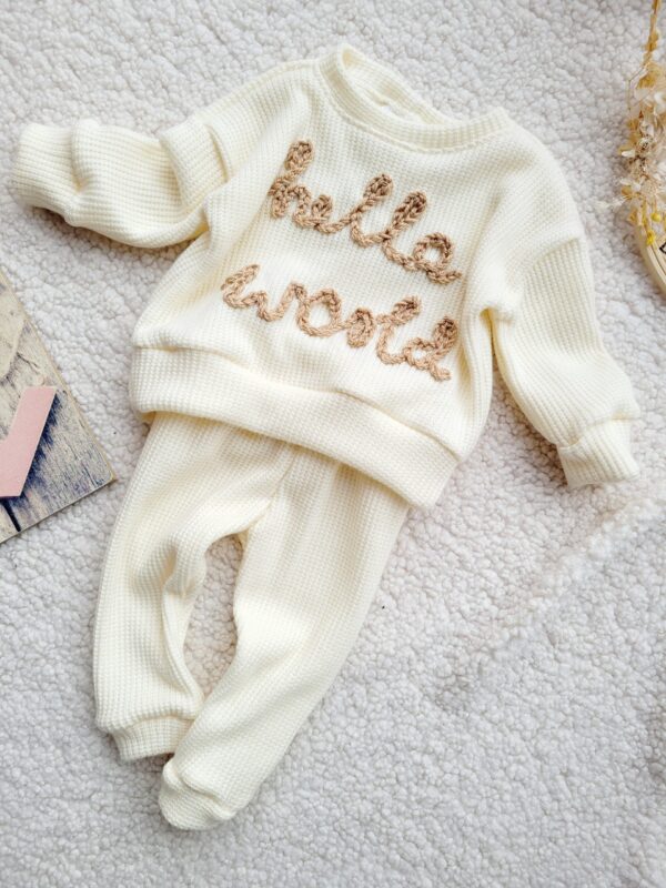 Sweterek-z-napisem-hello-world-i-spodnie-krem-scaled-1.jpg Sweterek-z-napisem-hello-world-i-spodnie-krem-scaled-1.jpg