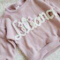 Sweterek-z-napisem-pastelowy-roz-scaled-1.jpg