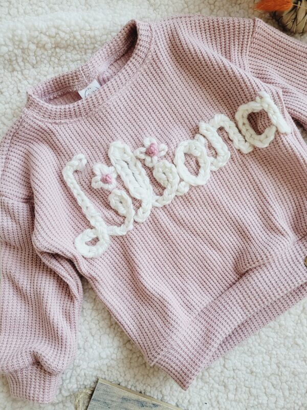 Sweterek-z-napisem-pastelowy-roz-scaled-1.jpg Sweterek-z-napisem-pastelowy-roz-scaled-1.jpg