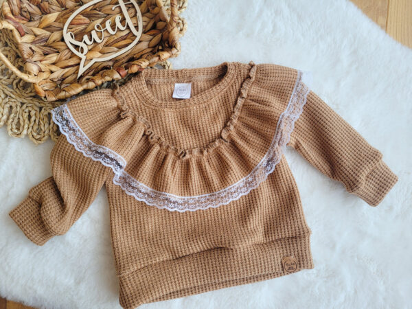Sweterk-dla-dziewczynki-z-falbanka-karmel-scaled-1.jpg