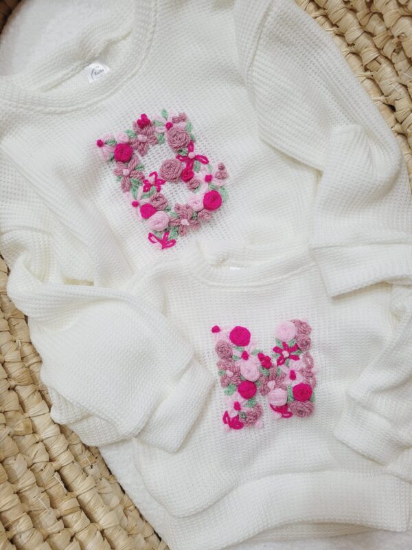 Sweterki-ecru-z-haftowana-litera-scaled-1.jpg