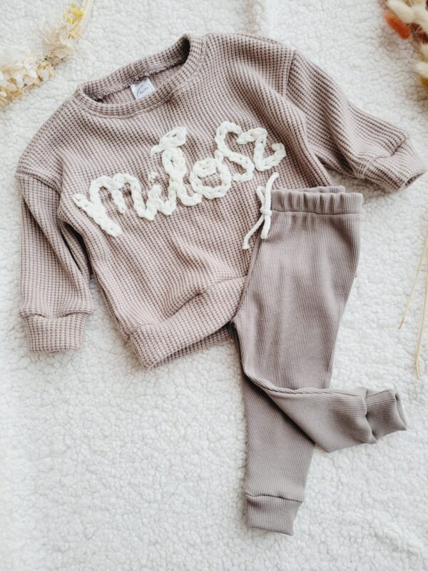 Swetrek-z-haftem-cafe-latte-i-legginsy-prazkowane-cappucino-scaled-1.jpg Swetrek-z-haftem-cafe-latte-i-legginsy-prazkowane-cappucino-scaled-1.jpg